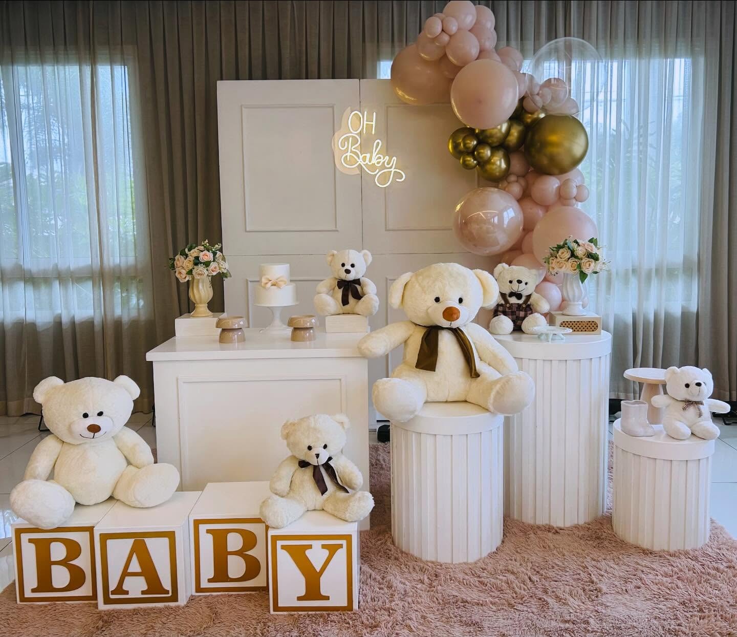 Detalhes de uma decoração real da KA com ursinhos e balões em tons claros