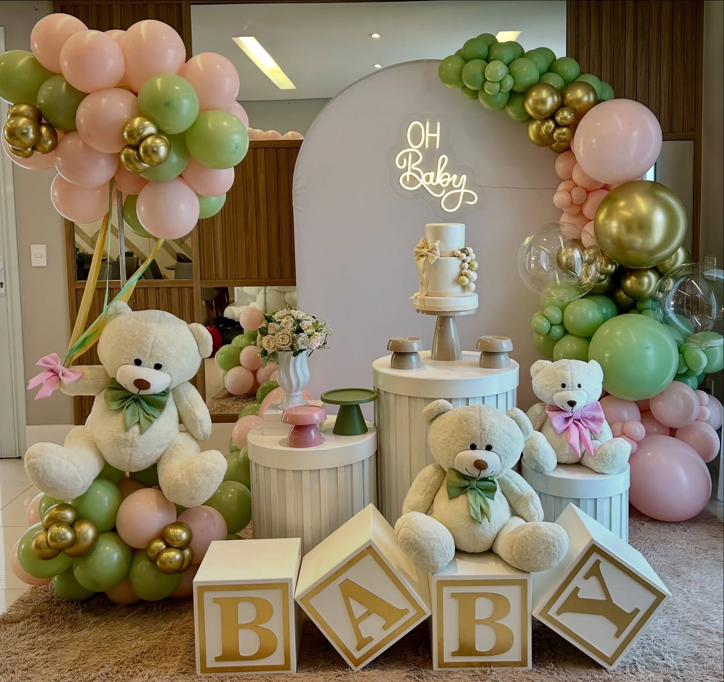Decoração real da KA para chá de bebê, com ursinhos, balões rosa e verdes e detalhes dourados